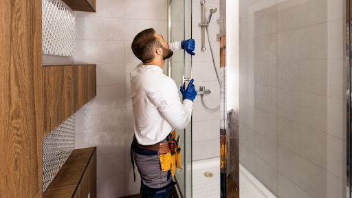 Wie Glaserei Ihre Badezimmer mit Stilvollen Glasduschen Aufwertet